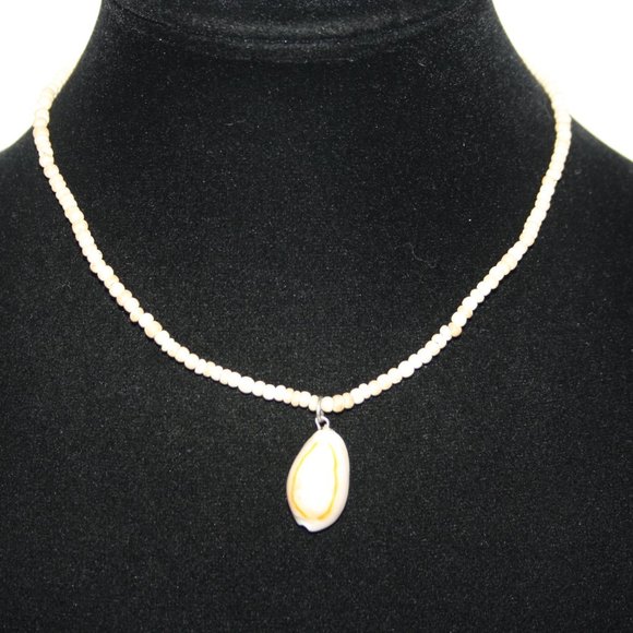 Beautiful tan wooden necklace with shell pendant 16" - Picture 4 of 4